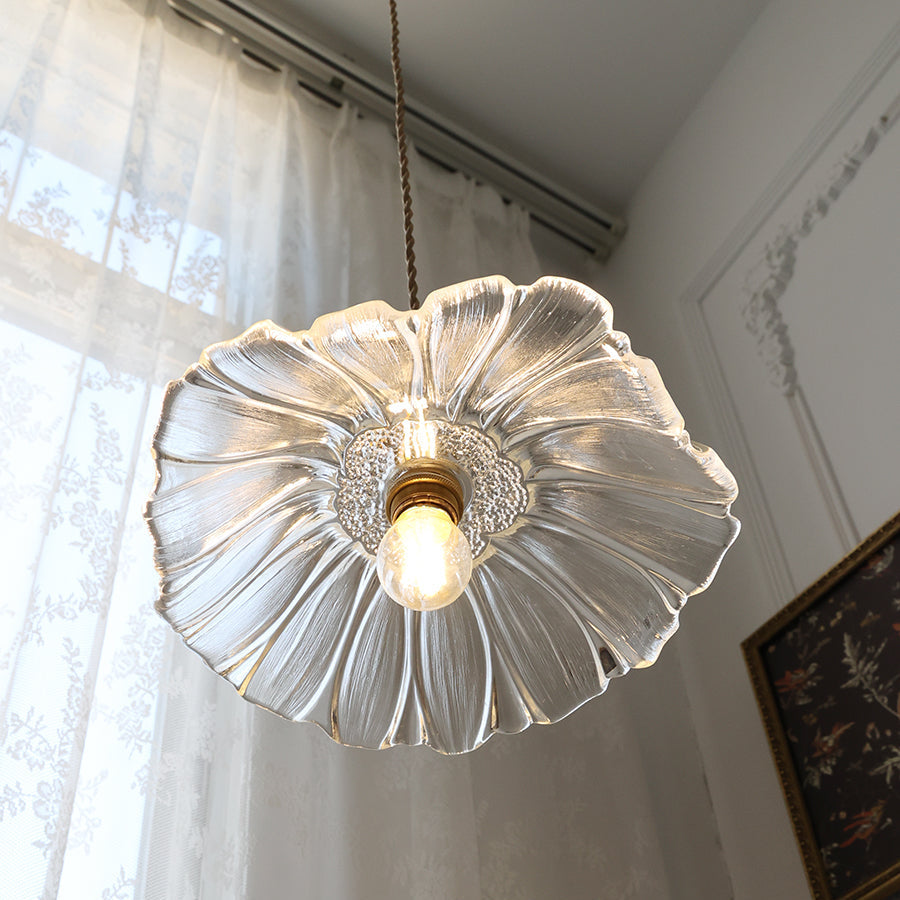 Pendelleuchte aus Glas | Blütenförmiger Schirm mit Messingdetails | Klar, Rosa oder Grün | Esstisch und Wohnzimmer