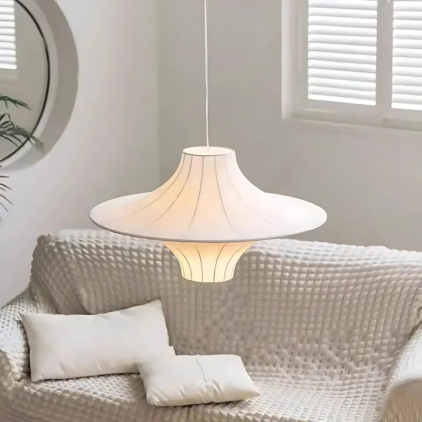 Pendellampa i Cacoon | Symmetrisk Skärmform | Japandi-design
