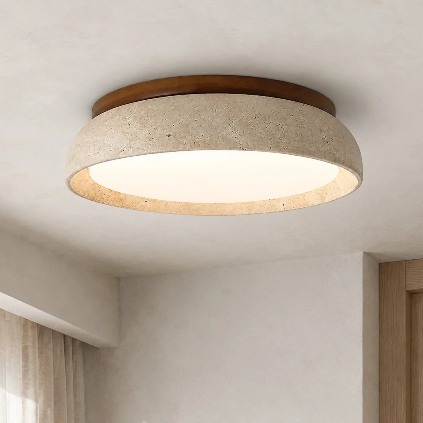Minimalistisk rund plafond i natursten och valnöt monterad i hall