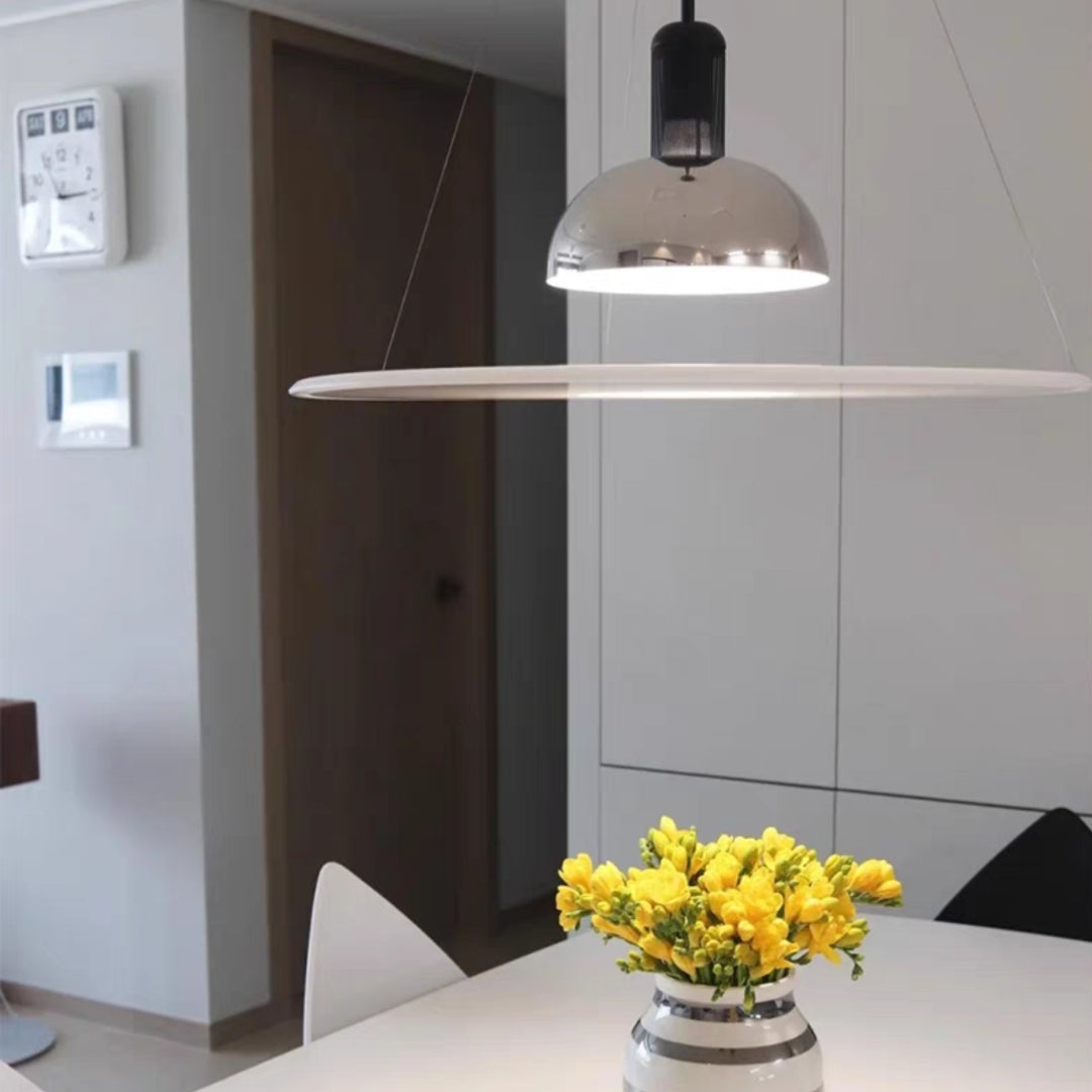 Pendelleuchte aus Metall und Glas | Glockenförmiger Schirm | Chrom, Schwarz, Rot oder Gold | LED mit 3 Lichtfarben