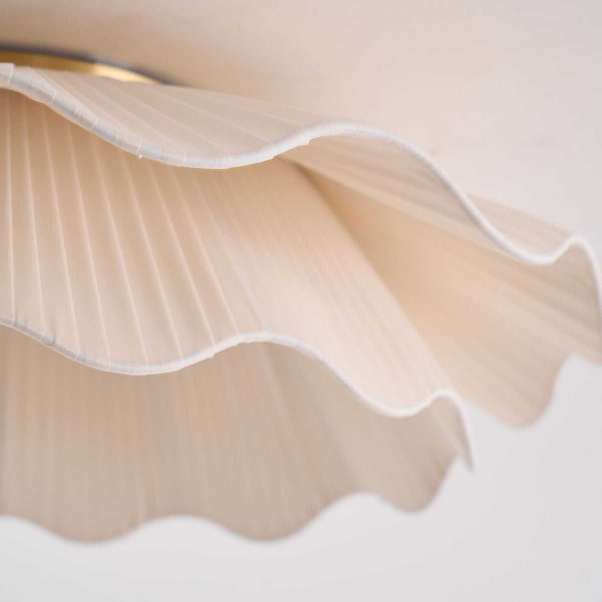 Taklampa i Plisserat Tyg | Vågformad Skärm | Mässingsfärgad Metall | Dimbar LED Ø 50 cm