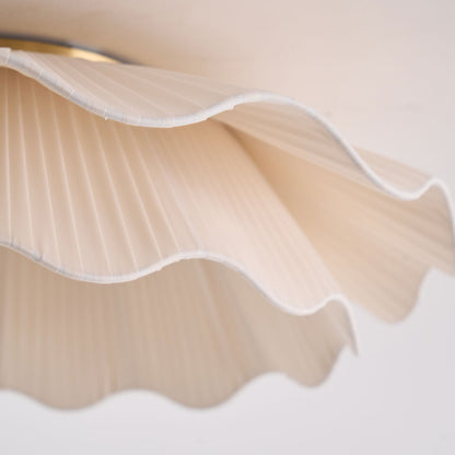 Taklampa i Plisserat Tyg | Vågformad Skärm | Mässingsfärgad Metall | Dimbar LED Ø 50 cm