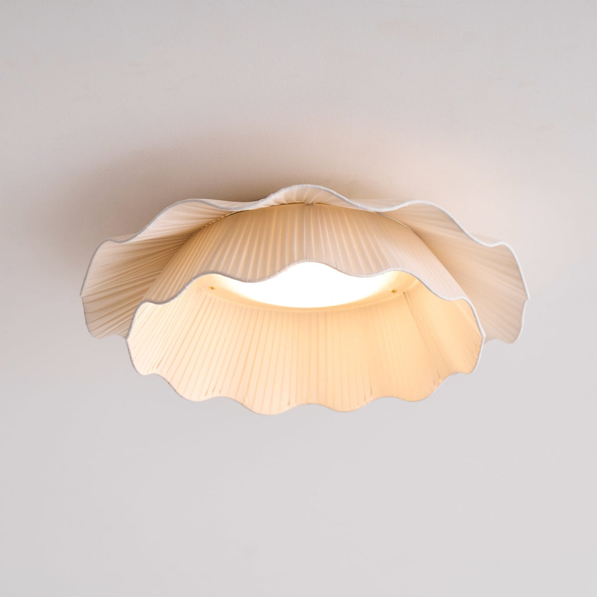 Taklampa i Plisserat Tyg | Vågformad Skärm | Mässingsfärgad Metall | Dimbar LED Ø 50 cm