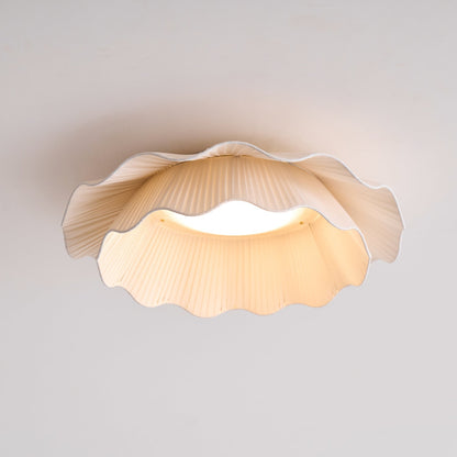 Taklampa i Plisserat Tyg | Vågformad Skärm | Mässingsfärgad Metall | Dimbar LED Ø 50 cm