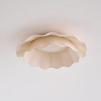 Taklampa i Plisserat Tyg | Vågformad Skärm | Mässingsfärgad Metall | Dimbar LED Ø 50 cm