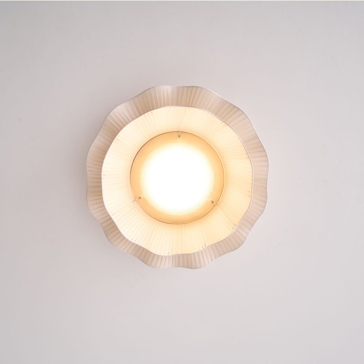 Taklampa i Plisserat Tyg | Vågformad Skärm | Mässingsfärgad Metall | Dimbar LED Ø 50 cm