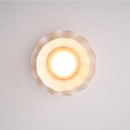 Taklampa i Plisserat Tyg | Vågformad Skärm | Mässingsfärgad Metall | Dimbar LED Ø 50 cm