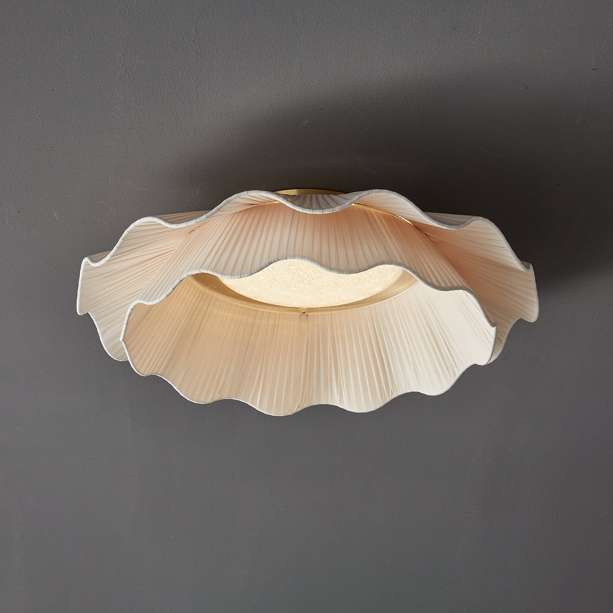 Taklampa i Plisserat Tyg | Vågformad Skärm | Mässingsfärgad Metall | Dimbar LED Ø 50 cm