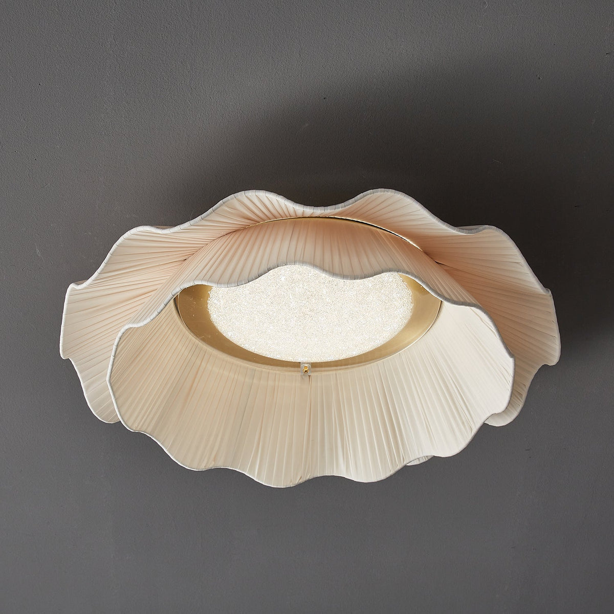 Taklampa i Plisserat Tyg | Vågformad Skärm | Mässingsfärgad Metall | Dimbar LED Ø 50 cm