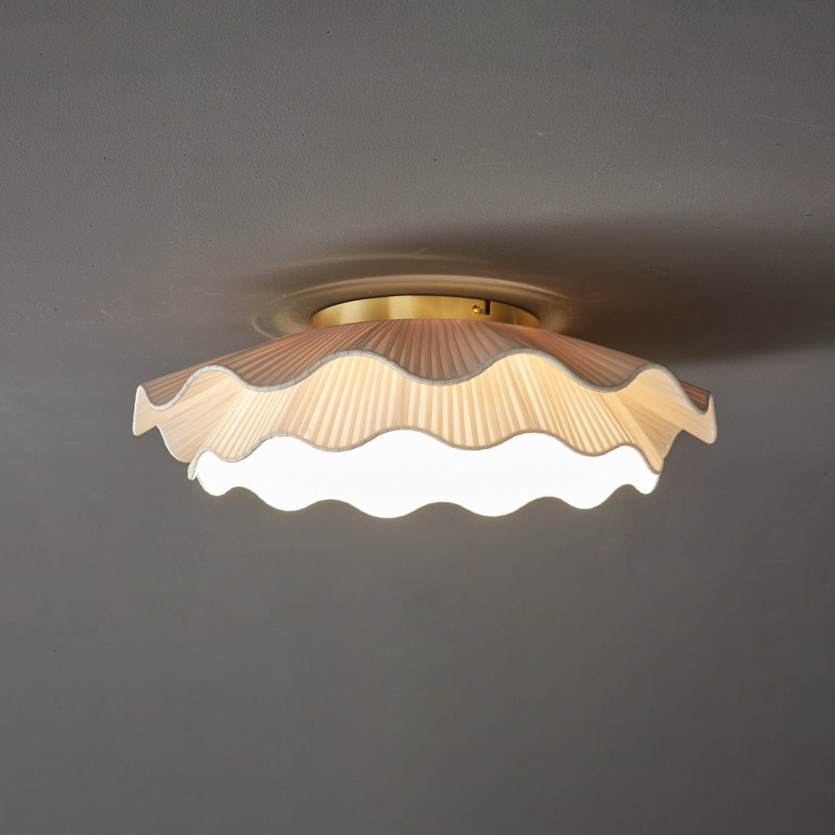 Taklampa i Plisserat Tyg | Vågformad Skärm | Mässingsfärgad Metall | Dimbar LED Ø 50 cm