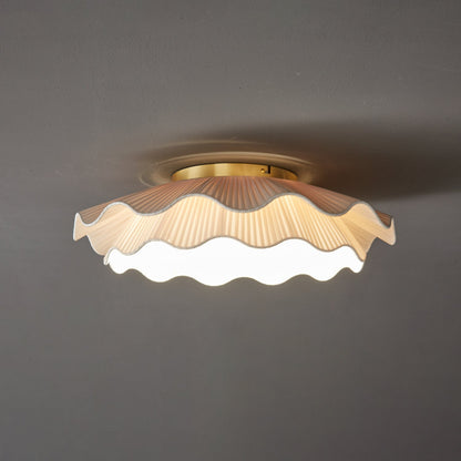 Taklampa i Plisserat Tyg | Vågformad Skärm | Mässingsfärgad Metall | Dimbar LED Ø 50 cm