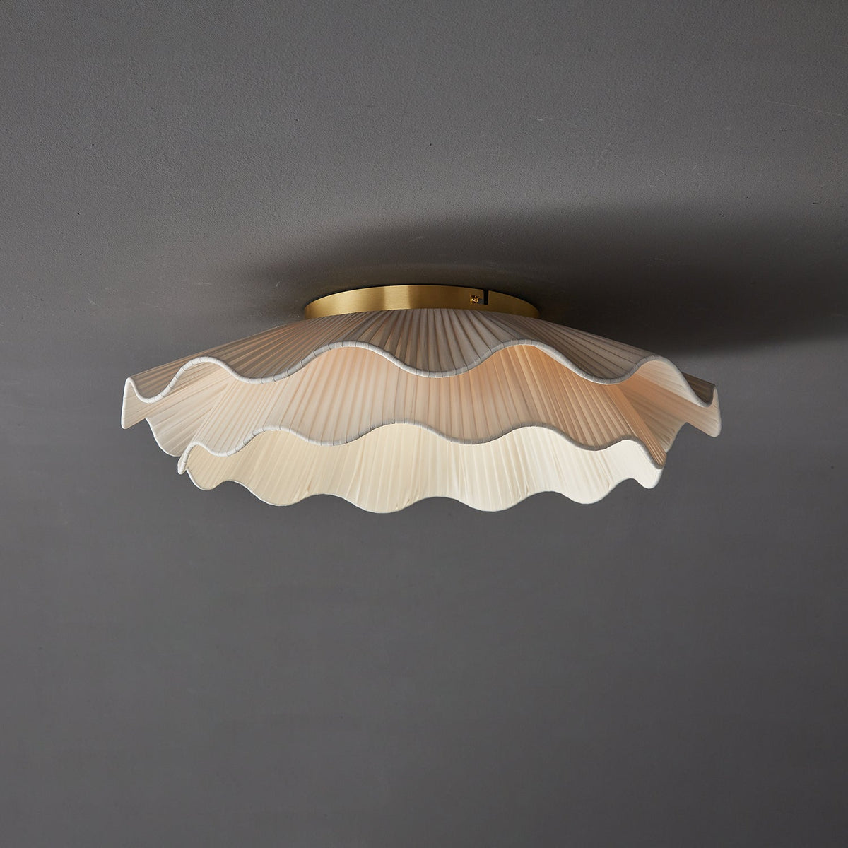 Taklampa i Plisserat Tyg | Vågformad Skärm | Mässingsfärgad Metall | Dimbar LED Ø 50 cm