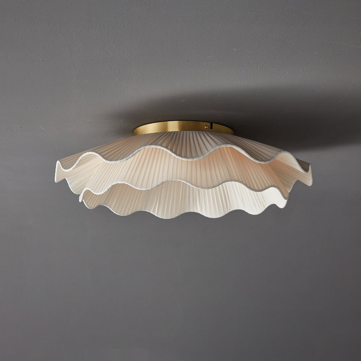 Taklampa i Plisserat Tyg | Vågformad Skärm | Mässingsfärgad Metall | Dimbar LED Ø 50 cm
