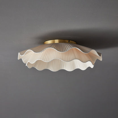 Taklampa i Plisserat Tyg | Vågformad Skärm | Mässingsfärgad Metall | Dimbar LED Ø 50 cm