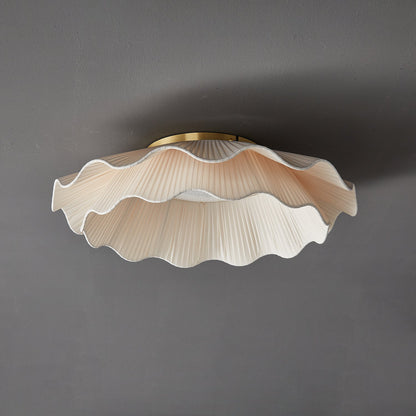 Taklampa i Plisserat Tyg | Vågformad Skärm | Mässingsfärgad Metall | Dimbar LED Ø 50 cm
