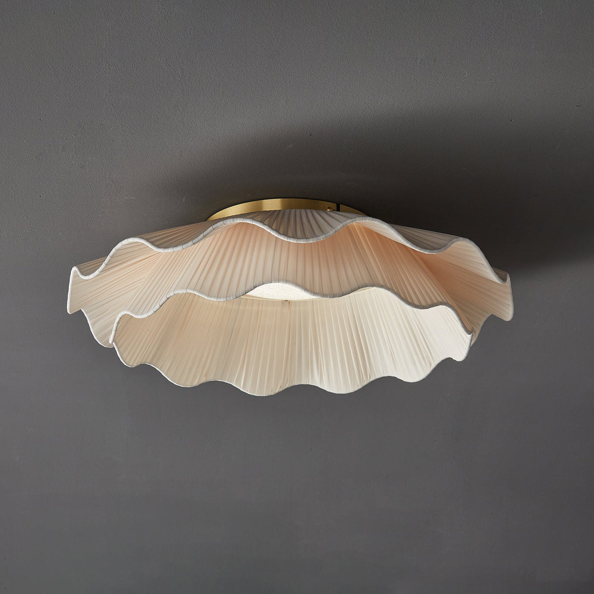 Taklampa i Plisserat Tyg | Vågformad Skärm | Mässingsfärgad Metall | Dimbar LED Ø 50 cm