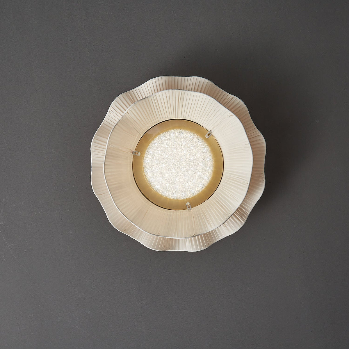 Taklampa i Plisserat Tyg | Vågformad Skärm | Mässingsfärgad Metall | Dimbar LED Ø 50 cm