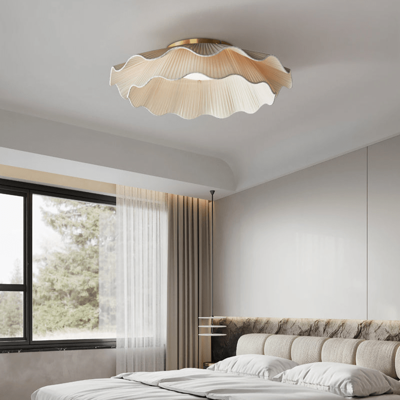 Taklampa i Plisserat Tyg | Vågformad Skärm | Mässingsfärgad Metall | Dimbar LED Ø 50 cm