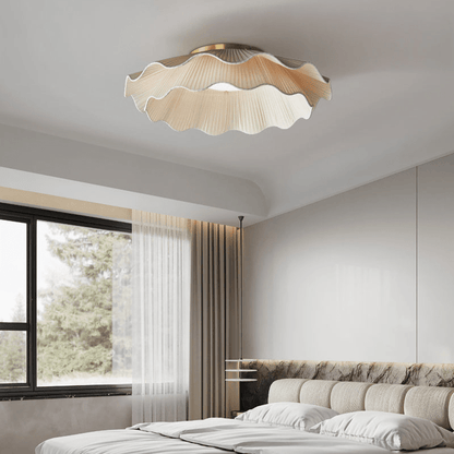 Taklampa i Plisserat Tyg | Vågformad Skärm | Mässingsfärgad Metall | Dimbar LED Ø 50 cm