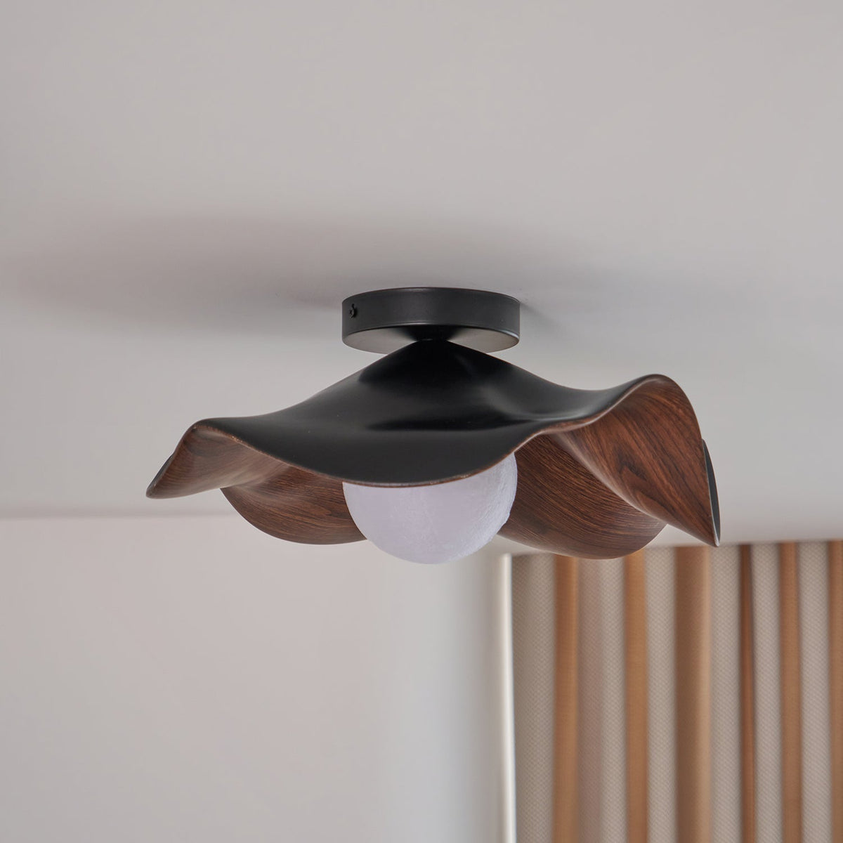 Deckenleuchte aus Metall und Kunstharz | Weiß und Holzfarbe oder Schwarz und Walnussfarbe | G9 | Ø 28–40 cm
