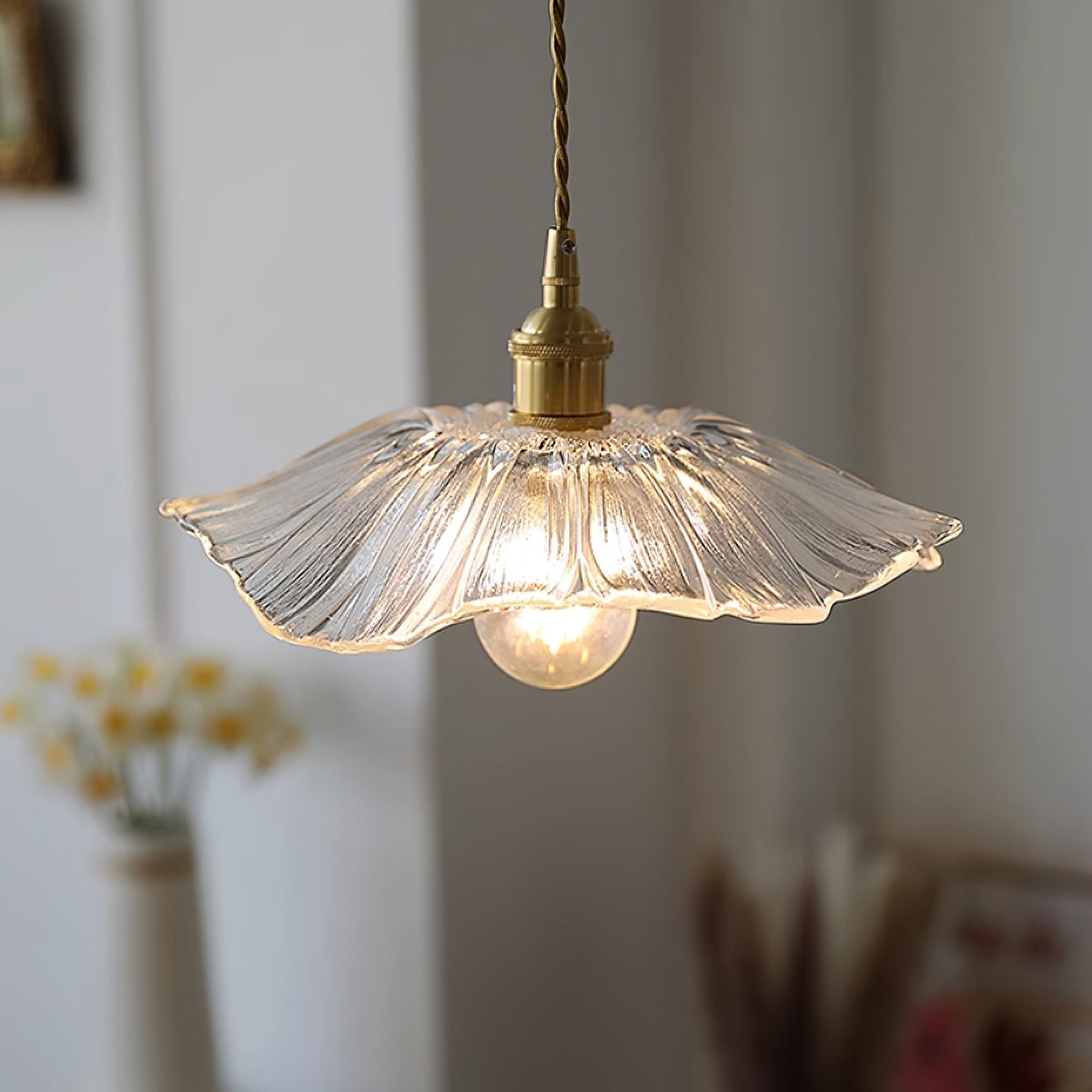 Pendelleuchte aus Glas | Blütenförmiger Schirm mit Messingdetails | Klar, Rosa oder Grün | Esstisch und Wohnzimmer