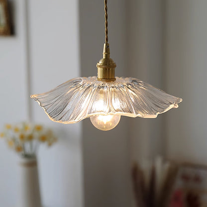 Pendelleuchte aus Glas | Blütenförmiger Schirm mit Messingdetails | Klar, Rosa oder Grün | Esstisch und Wohnzimmer