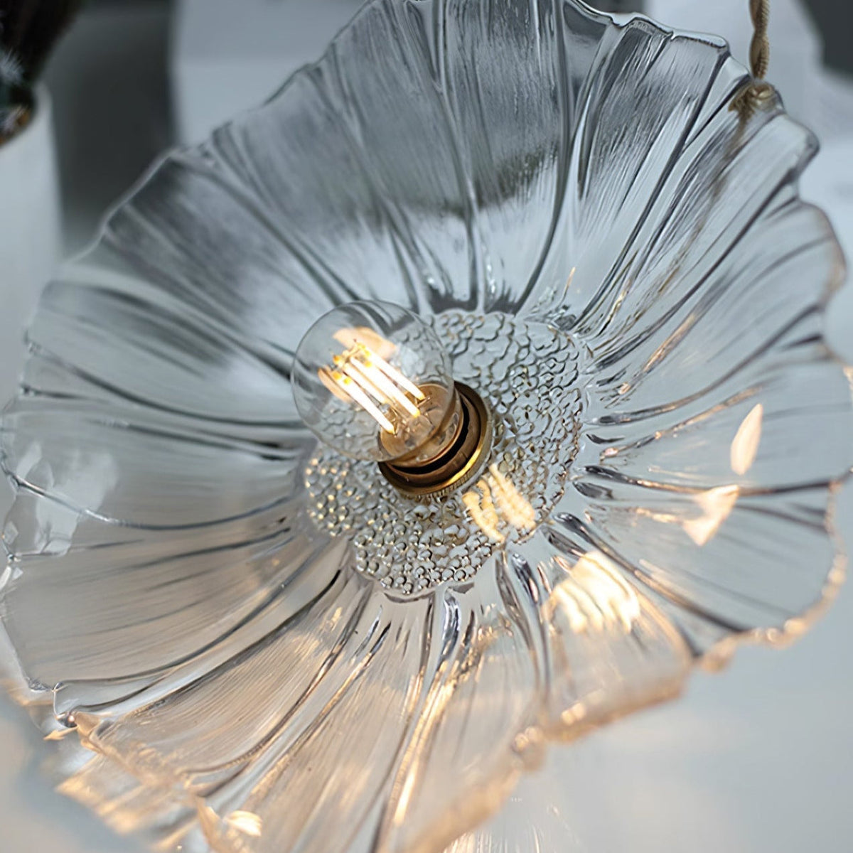 Pendelleuchte aus Glas | Blütenförmiger Schirm mit Messingdetails | Klar, Rosa oder Grün | Esstisch und Wohnzimmer