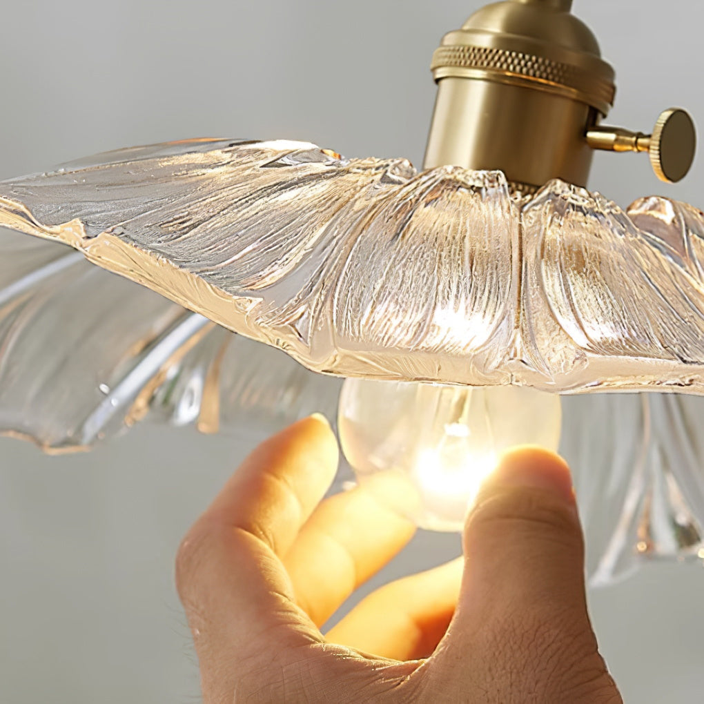 Pendelleuchte aus Glas | Blütenförmiger Schirm mit Messingdetails | Klar, Rosa oder Grün | Esstisch und Wohnzimmer