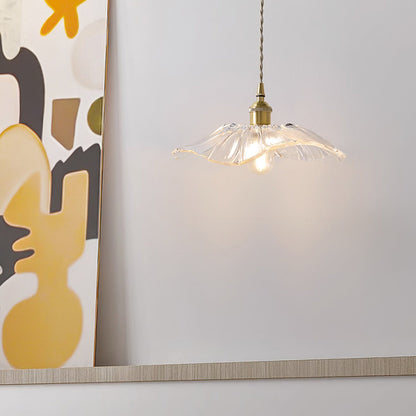 Pendelleuchte aus Glas | Blütenförmiger Schirm mit Messingdetails | Klar, Rosa oder Grün | Esstisch und Wohnzimmer