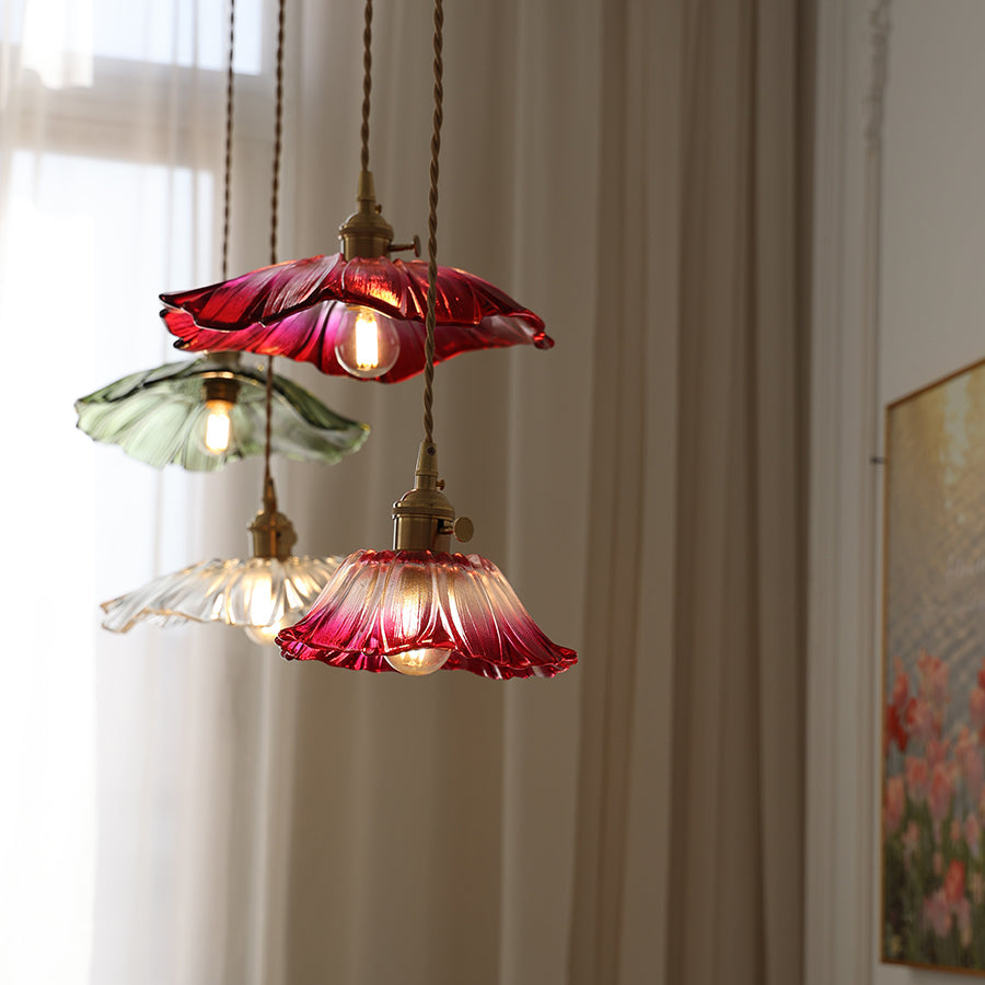 Pendelleuchte aus Glas | Blütenförmiger Schirm mit Messingdetails | Klar, Rosa oder Grün | Esstisch und Wohnzimmer