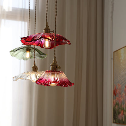 Pendelleuchte aus Glas | Blütenförmiger Schirm mit Messingdetails | Klar, Rosa oder Grün | Esstisch und Wohnzimmer