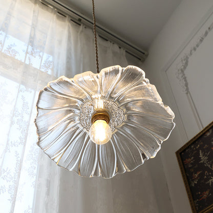 Pendelleuchte aus Glas | Blütenförmiger Schirm mit Messingdetails | Klar, Rosa oder Grün | Esstisch und Wohnzimmer