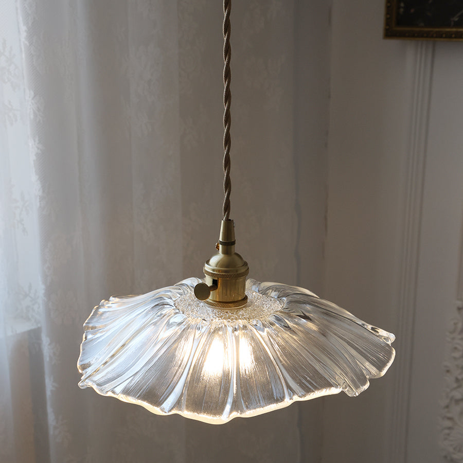Pendelleuchte aus Glas | Blütenförmiger Schirm mit Messingdetails | Klar, Rosa oder Grün | Esstisch und Wohnzimmer