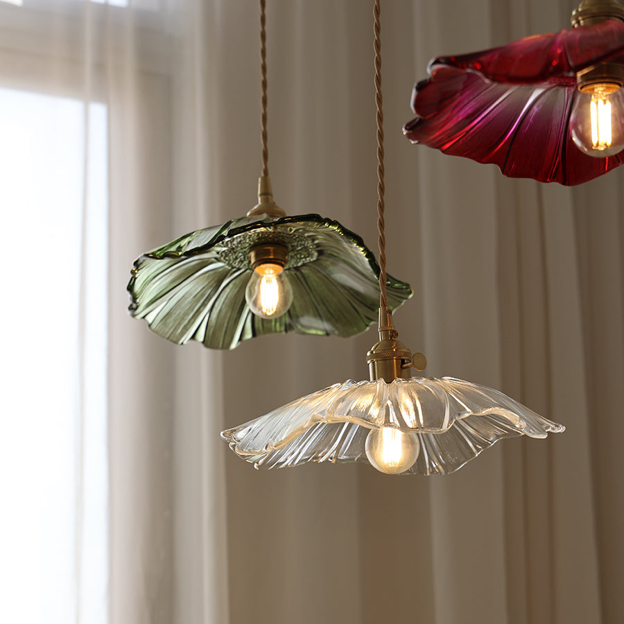 Pendelleuchte aus Glas | Blütenförmiger Schirm mit Messingdetails | Klar, Rosa oder Grün | Esstisch und Wohnzimmer