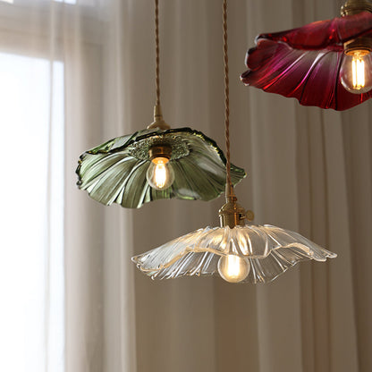 Pendelleuchte aus Glas | Blütenförmiger Schirm mit Messingdetails | Klar, Rosa oder Grün | Esstisch und Wohnzimmer