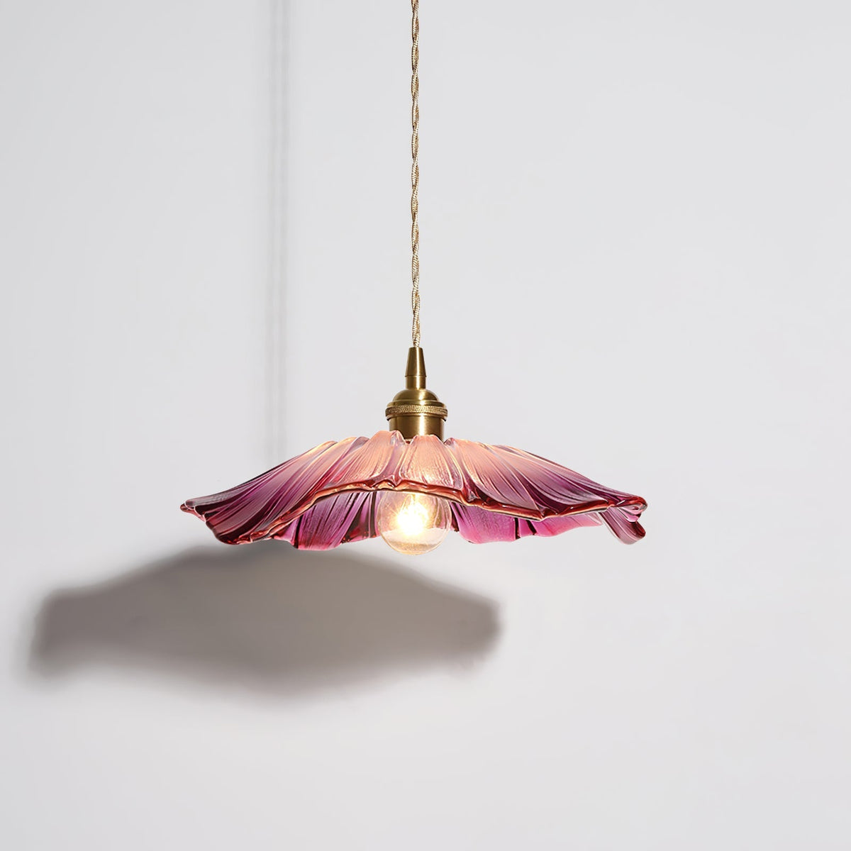 Pendelleuchte aus Glas | Blütenförmiger Schirm mit Messingdetails | Klar, Rosa oder Grün | Esstisch und Wohnzimmer