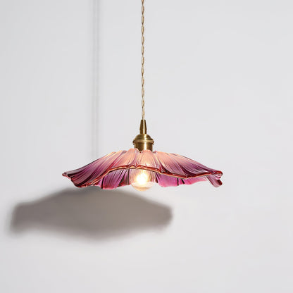 Pendelleuchte aus Glas | Blütenförmiger Schirm mit Messingdetails | Klar, Rosa oder Grün | Esstisch und Wohnzimmer