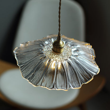 Pendelleuchte aus Glas | Blütenförmiger Schirm mit Messingdetails | Klar, Rosa oder Grün | Esstisch und Wohnzimmer