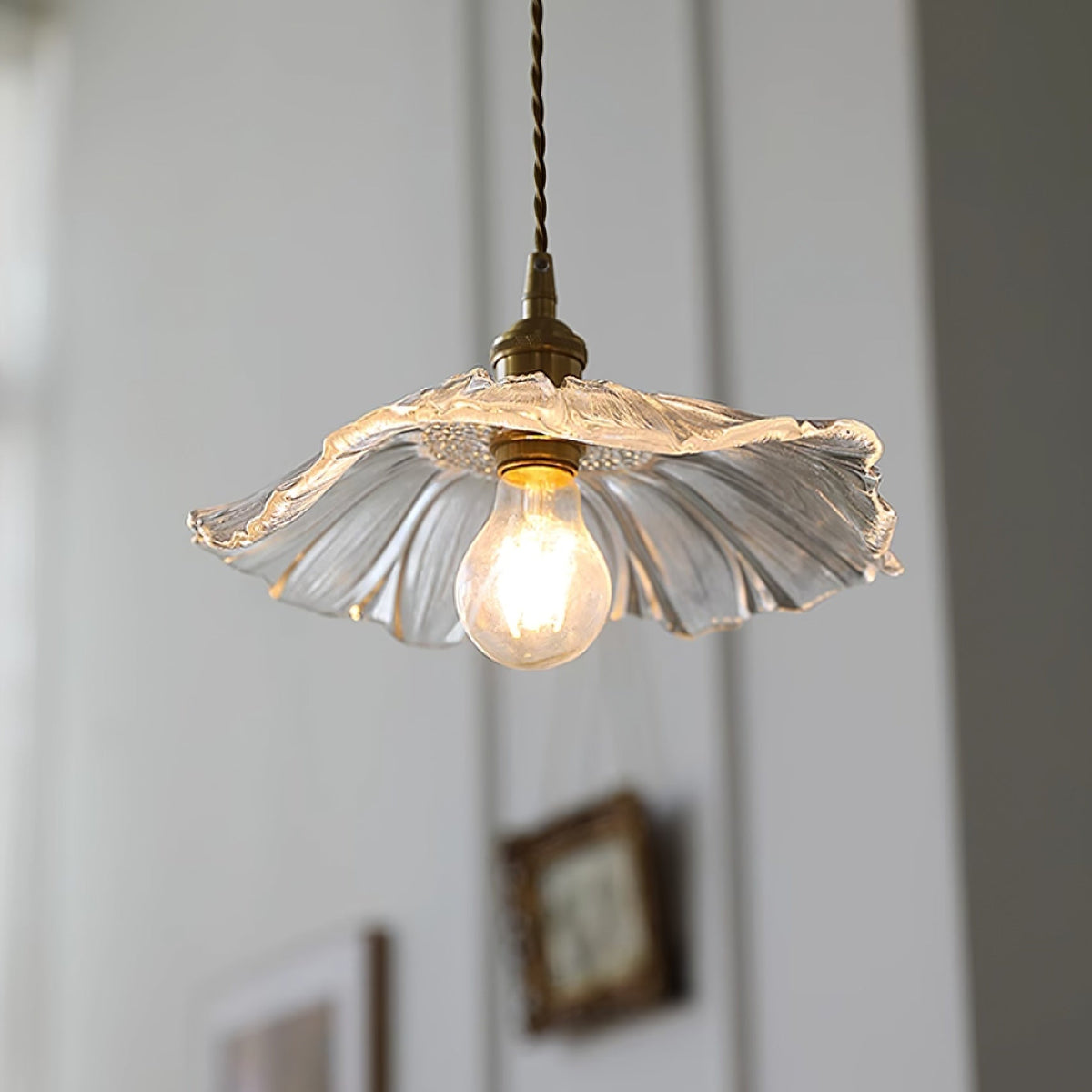 Pendelleuchte aus Glas | Blütenförmiger Schirm mit Messingdetails | Klar, Rosa oder Grün | Esstisch und Wohnzimmer