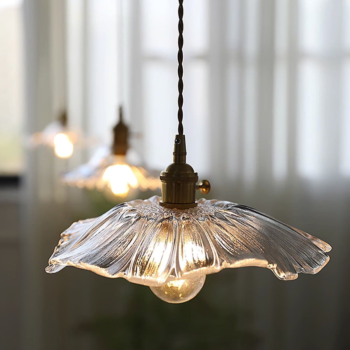 Pendelleuchte aus Glas | Blütenförmiger Schirm mit Messingdetails | Klar, Rosa oder Grün | Esstisch und Wohnzimmer