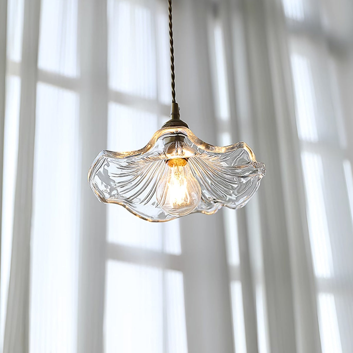 Pendelleuchte aus Glas | Blütenförmiger Schirm mit Messingdetails | Klar, Rosa oder Grün | Esstisch und Wohnzimmer