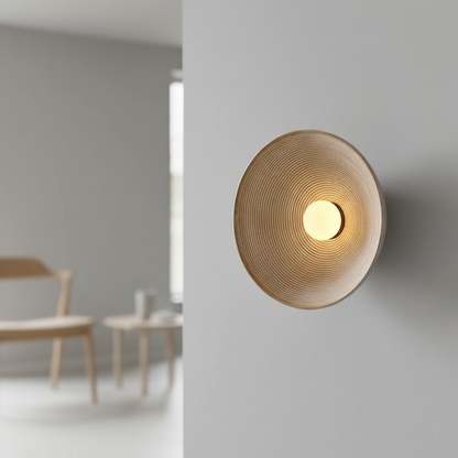 Japandi vägglampa i keramik med diffust ljus över sängen