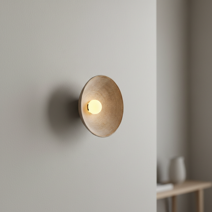 Närbild på rund keramikvägglampa med mjuk ljusdiffusion