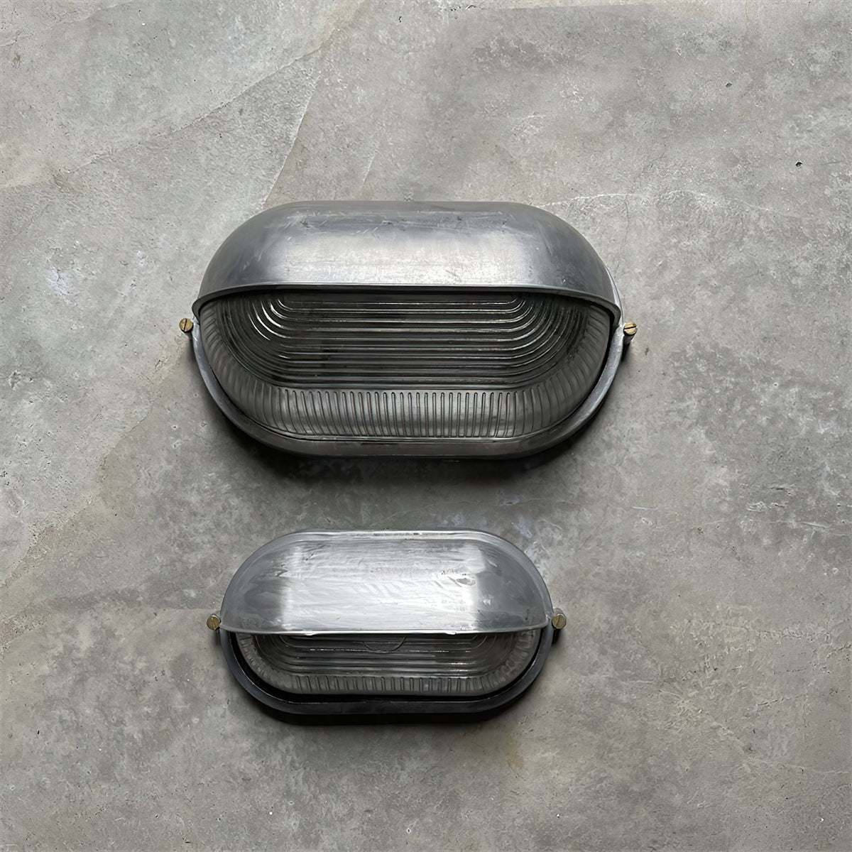 Außenwandleuchte aus Metall und Glas | Oval oder Rund | Silber oder Gold | IP65, Warmweiße LED-Lampe Inklusive