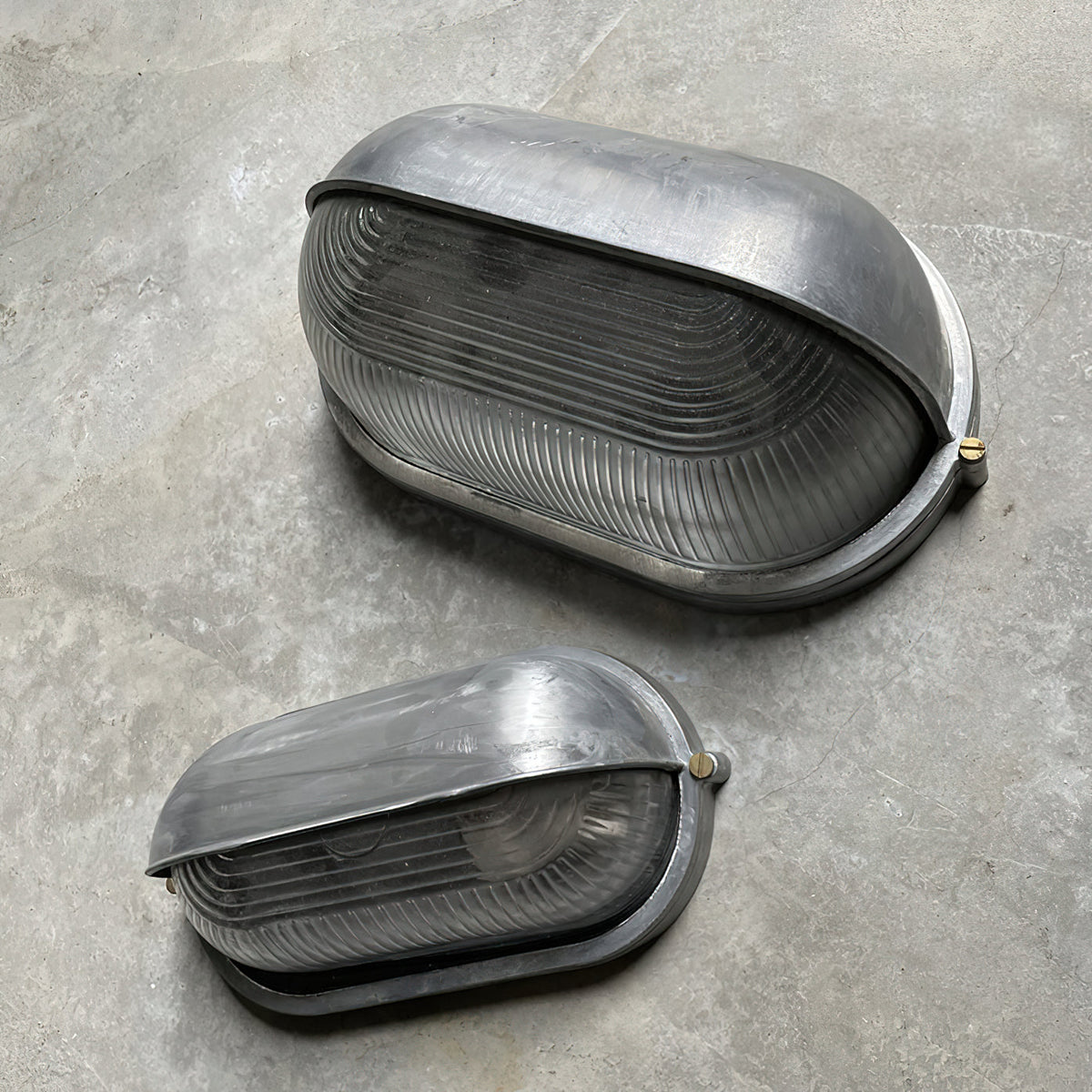 Außenwandleuchte aus Metall und Glas | Oval oder Rund | Silber oder Gold | IP65, Warmweiße LED-Lampe Inklusive