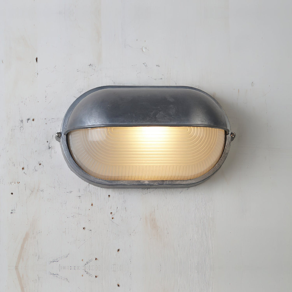 Außenwandleuchte aus Metall und Glas | Oval oder Rund | Silber oder Gold | IP65, Warmweiße LED-Lampe Inklusive