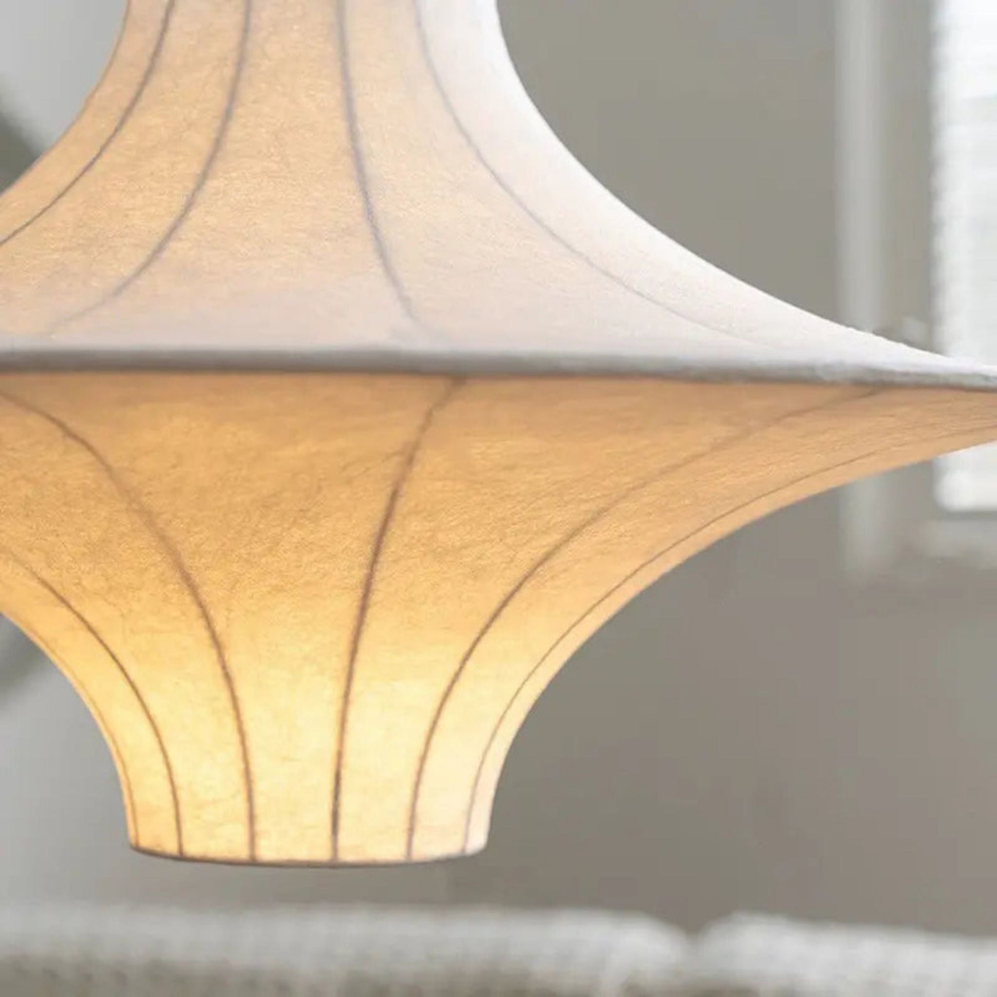 Pendellampa i Cacoon | Symmetrisk Skärmform | Japandi-design