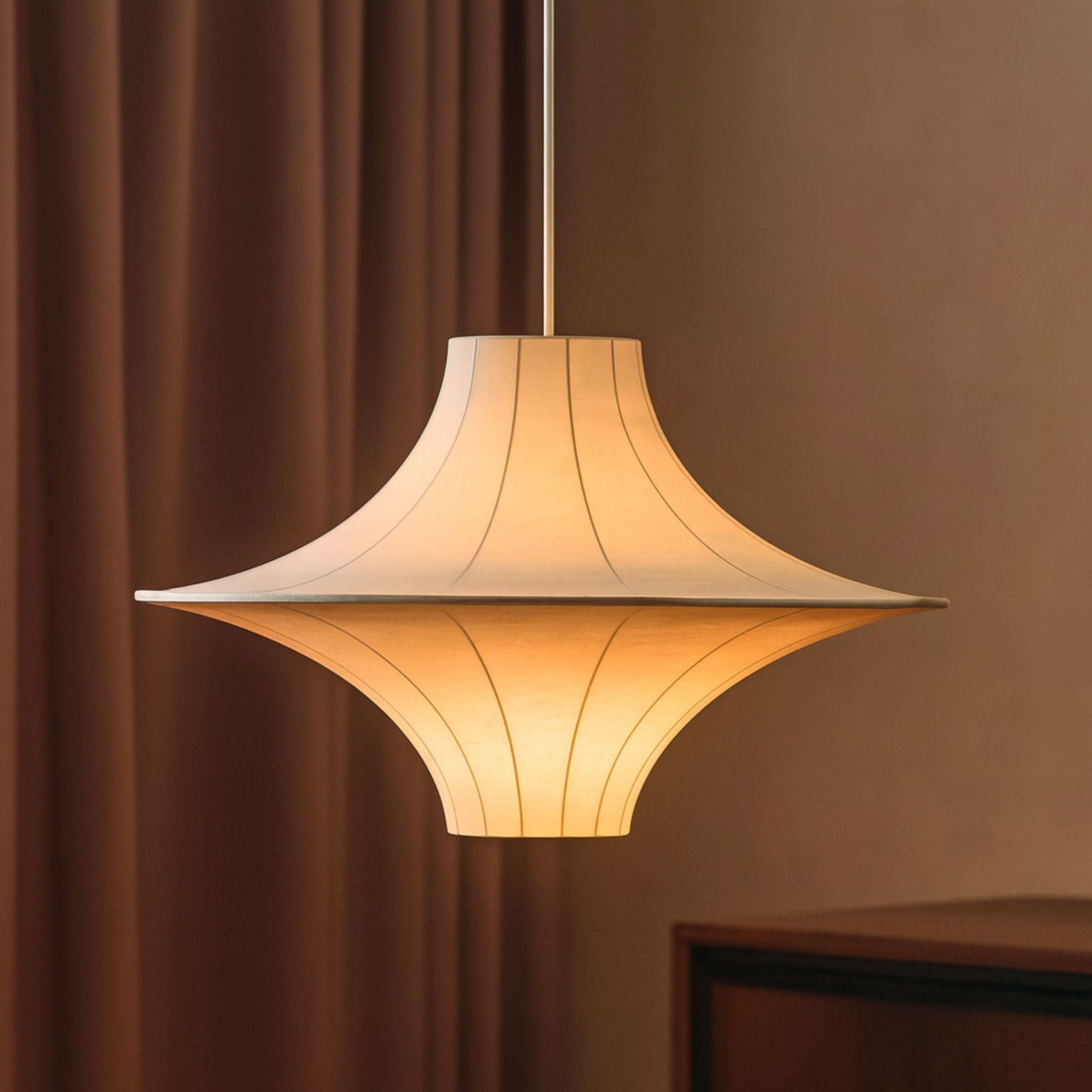 Pendellampa i Cacoon | Symmetrisk Skärmform | Japandi-design