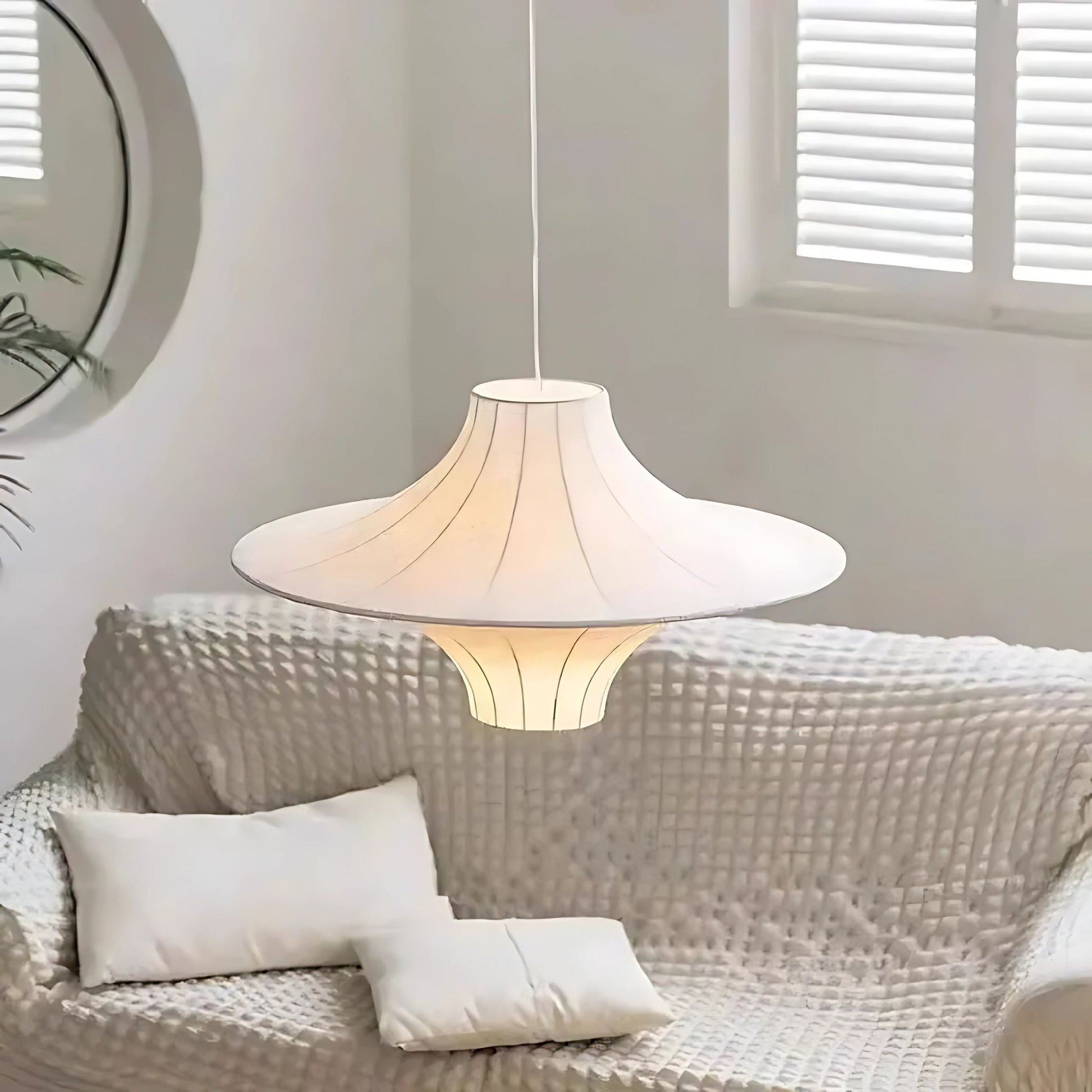 Pendellampa i Cacoon | Symmetrisk Skärmform | Japandi-design