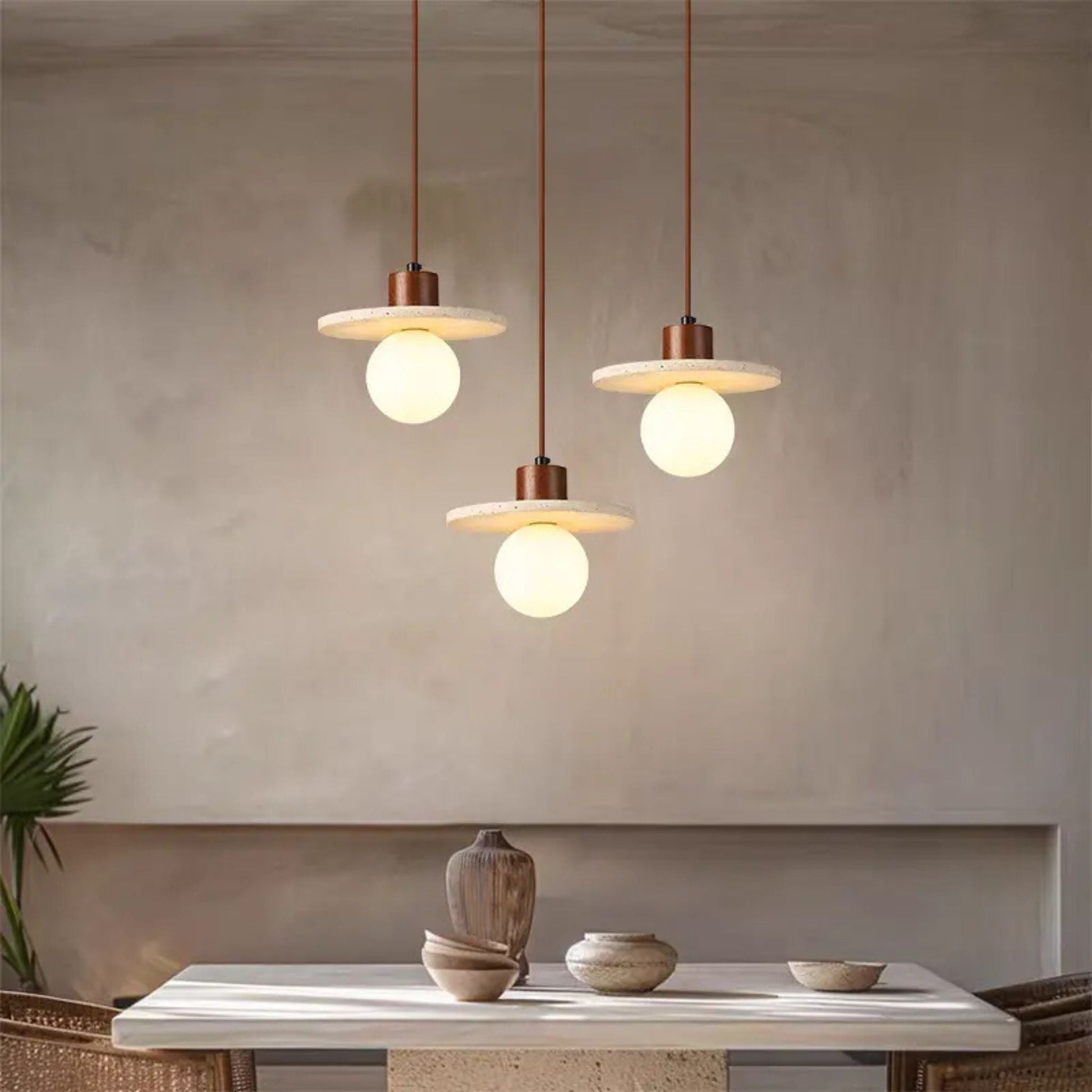 Pendellampa i Travertin och Trä | Sfärisk Glasskärm | Wabi-Sabi-design